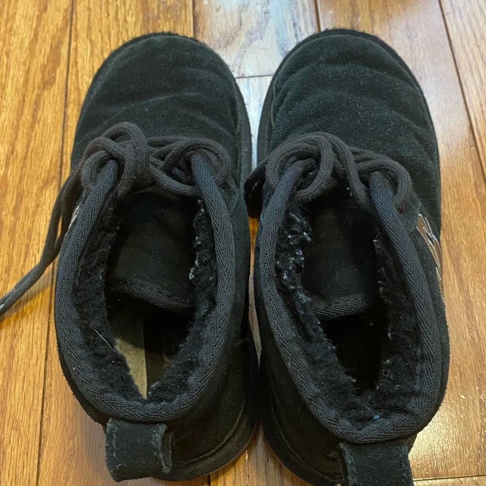 Girls‎ Kids' UGG Neumel Graphic Outline Chukka Boots Suede Black Gray Size 3